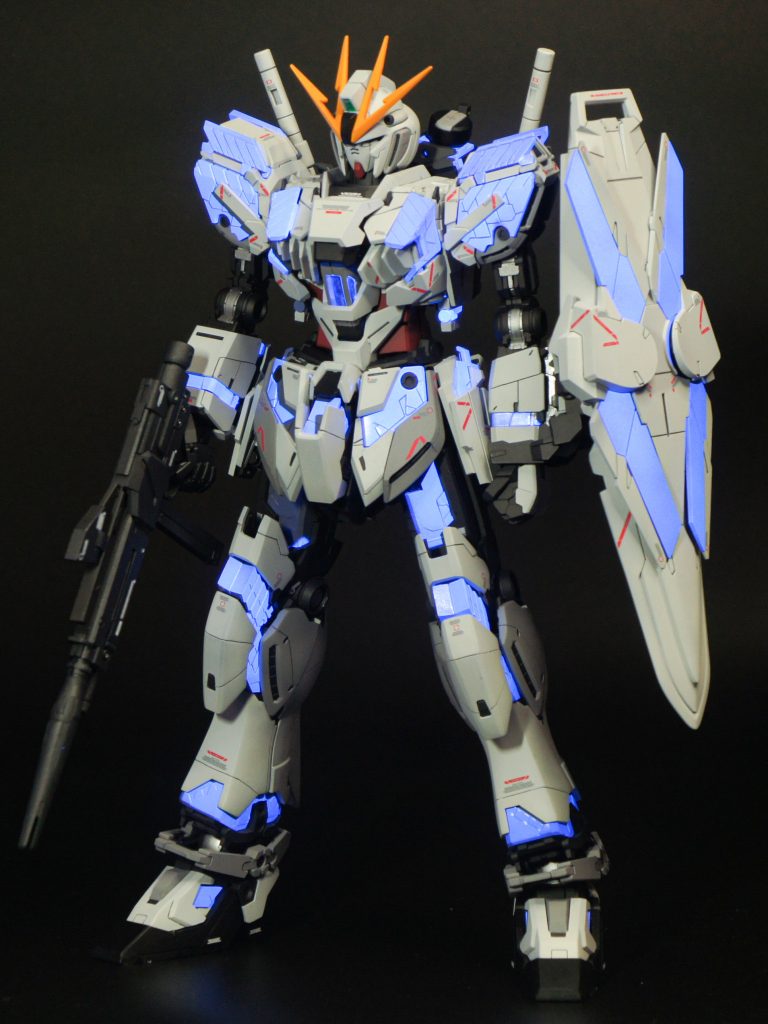 灰色のサイコプレートはメカサフライトの上に 蛍光クリアをのせているので青く光ります。 どちらのサイコプレートにもクリアに少量のスムースパールコートを加えているので、気持ちキラキラしています。