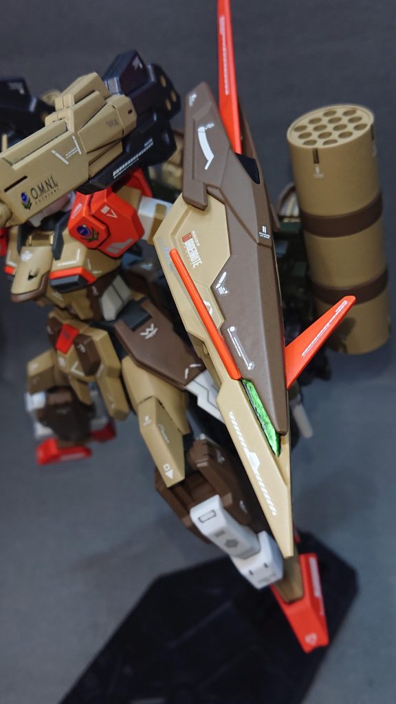 部分塗装にタミヤのエナメル塗料・ブラック・フラットレッド・フラットブラウン・デザートイエローセンサー部分にはMr.メタリックカラーGX・メタルイエロー・メタルイエローグリーン