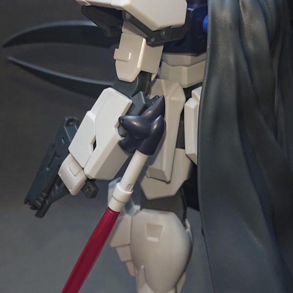 72番目のストライクの仮組ができました！今回の機体は“陸戦型ストライクシリーズ”4機目のアタッカーとして“隠密性”と“近接戦”に重きを置いたストライクになります💡本機体のキーパーツになっている“マント”は自分の作品によくコメントをくださる“さーしースーさん”から頂いた改造案“黒いマントまたはボロボロのマント”という案を30MMのマルチクロスというマント風のパーツを使用して元に自分なりに形にしてみたモノですホントは歴戦の戦士っぽくボロボロのマントにしたかったのですが、練習で余ったマントに手を入れたところ“ぐしゃぐしゃで見るに堪えないマント”が出来上がってしまったので今回は諦めることにしました💦このマントには高い隠密性と多少の防御力がある設定ですｗ▼右腕に持たせた近接戦用の武装は30MMのパーツを組み合わせて作ったオリジナルのモノで、剣のようで斧のような変わったデザインにしてみました！生身の人間が装備する武装ならきっと毒とか塗っていても不思議じゃないかもしれませんねｗマントの隙間から刃先が見えている感じが気に入っています💡▼左腕にはハンドガンを持たせています近接戦時に飛び道具を織り交ぜるのってロマンを感じちゃいますｗマントで手元が隠れていて初見ではハンドガンに気付き難くなっているのもポイントが高いです✨隠し武装として左腕にはビームサーベルが仕込まれていますイメージとしてはユニコーンのビームトンファーみたいな感じですかねマントで全く見えないうえにハンドガンに気を取られているので、不意を突いて突然グッサリいくことができます！▼隠密性を求めたため追加のスラスターなんかは装備させていないので機動力はあまりありません前線に向かう際にはMA形態のクアッドストライクに運んでもらうことを考えていますｗ他の3機のような派手な戦闘はありませんが、派手に暴れ回るチームの足りない所を補ってくれる仕事人って感じを目指しています💡では、完成品をでまたお会いしましょうｗ（4枚目）