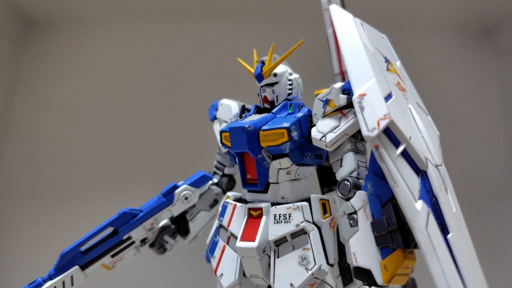 肩の一部とシールドの穴から覗いてる部分は青で塗装。