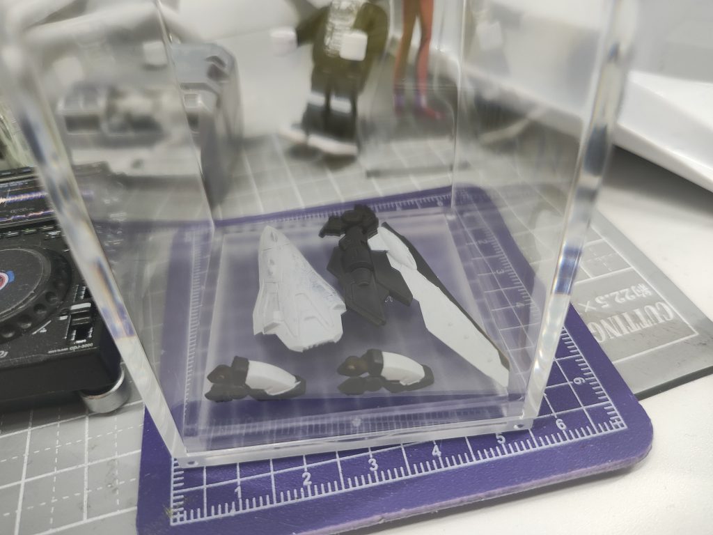 デスクでちまちま。少しずつ組み上がっていきます。