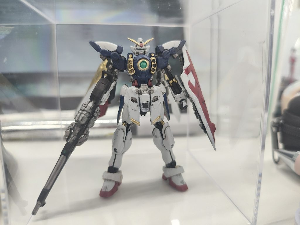 少しずつ、会社の昼休みを利用して組み上がり、塗装していきました。肩の白を塗る前。シタデルカラーの隠蔽力に驚かされます。