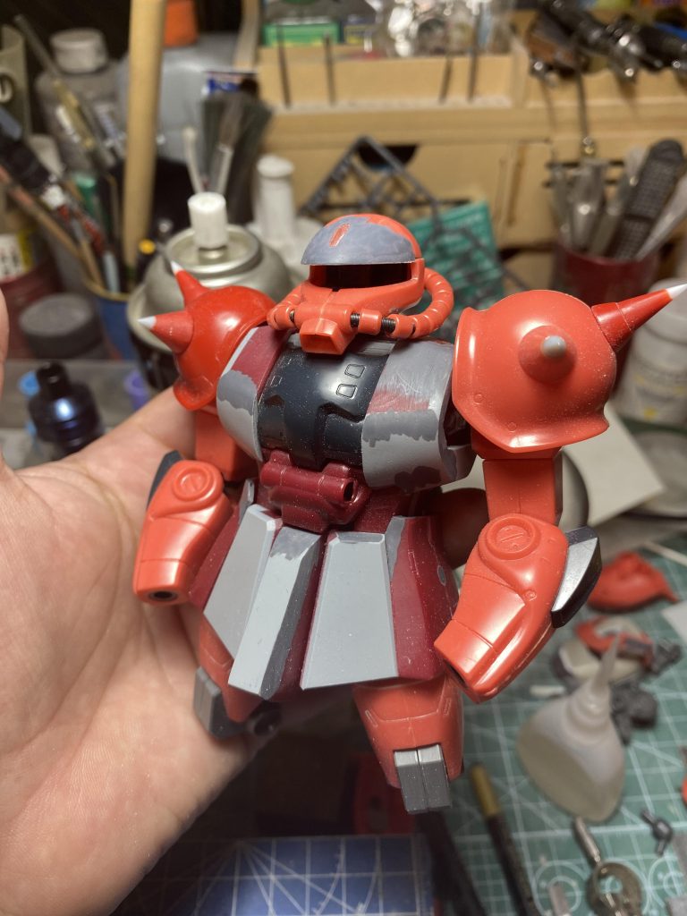 まずはver1.0特有の頭部開口ギミックをオミットして幅詰を行いました。胸部の幅が足りなかったので、左右で合計4mm延長しました。腰部のアーマーは安彦良和先生のoriginザクを参考に広くして、それに伴いサイドアーマーを削っています。