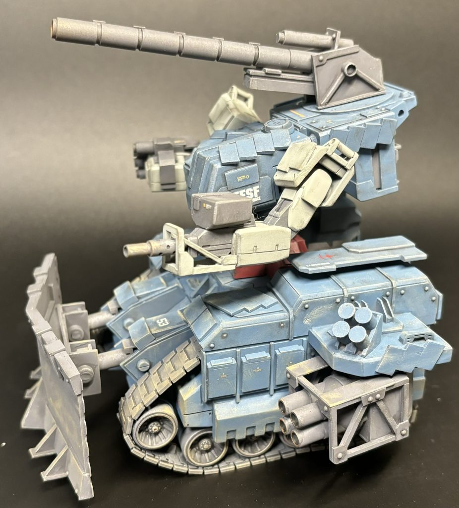 左サイドガンタンクの腕部ポップミサイルを取り付け、スモークディスチャージも完備