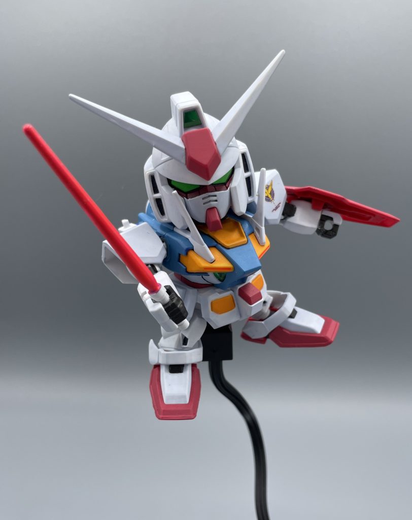 ビームサーベル これもガンダムを象徴する格闘用兵器。刹那達の使用したサーベルは、GN粒子によって刃を生成するGNビームサーベルでしたが、プロト機であるOガンダムのサーベルは、非GN武装となっているようです。 ラッセと共に、粒子残量の尽きるまで戦闘を繰り広げたOガンダム(実戦配備型)ですが、パワー切れと共に戦場に放棄されることになります。 この決断が、最終局面のドラマを生むことに繋がります。