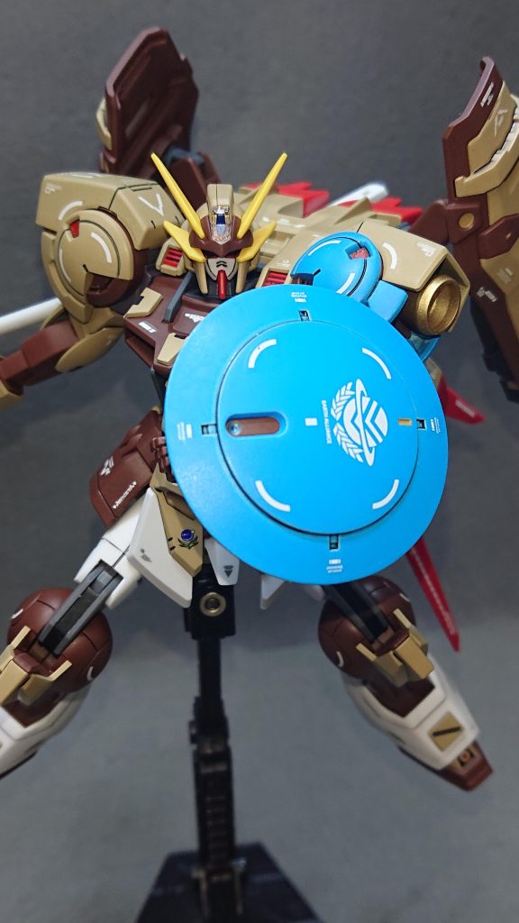 メインの防御武装は、左腕に装備されている“ラウンドシールド”です💡脚を止めて攻撃を受けるのではなく、受け流しながら前進することで敵の懐に飛び込み怯ませることができ、味方が攻撃するためのスキを作ることが出来ます✨味方を守りつつ攻撃のチャンスを作るのが本機の戦い方となります！ラウンドシールドは可動式のアームで接続されているため、拳の前方に展開することもできナックルガードのような使い方もできます💡いざとなればぶん殴ってでも守り抜く気概を表していますｗカラーリングはライトブルーにして全体的に目立つようにしています！