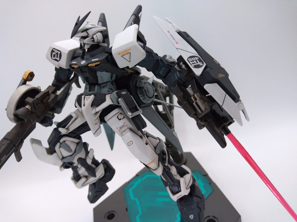 シールドライフルはビームサーベルもマウントされています。