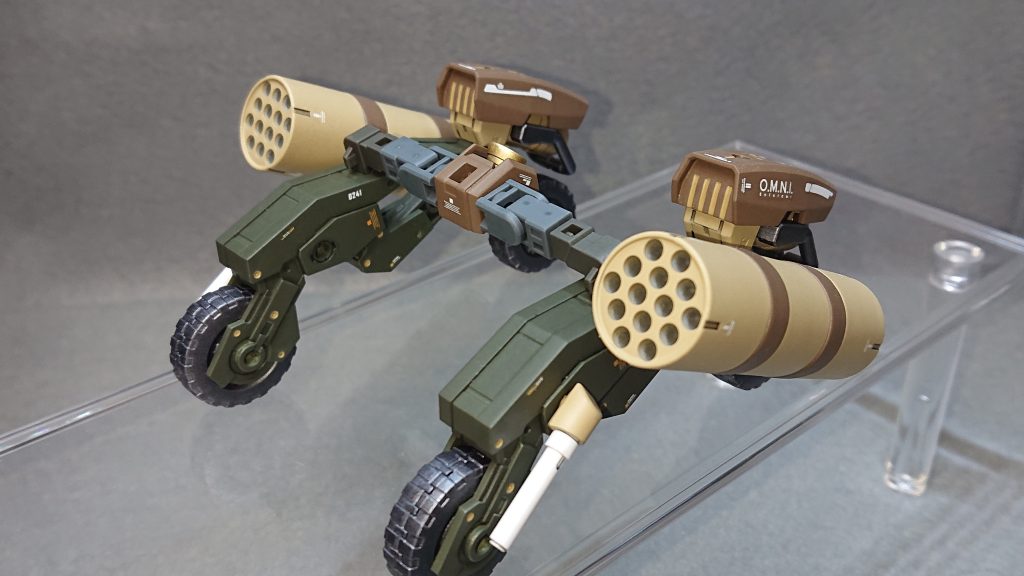 今回の一押しポイントは腰部リアアーマーに接続されている“クアッドユニット”になります✨クアッドユニットはシャイニングブレイクのバックパックを中心に30MMのジョイントパーツでオリジナルのアームを作りタイヤパーツと接続しています制作当初はバックパックに接続する予定だったのですが、バックパックにタイヤパーツを持ってくると接続位置が前過ぎてMA形態のバランスが悪く見えちゃうんですよね💦なので新規にクアッドユニットを準備することにしたのです走行用のタイヤ以外にも武装ラックのような使い方をしており、機動力向上のための30MMカスタマイズウエポンズ(ヘビーウェポン2)のブースターやMSGのミサイルポッド、ストライクのビームサーベルなどを装備しています💡カラーリングはクアッドユニットを強調するために本体カラーでは全く使っていない“OD色(陸上自衛隊)”をタイヤパーツに使用しつつ、武装を共通カラーにすることで全体のバランスを整えています