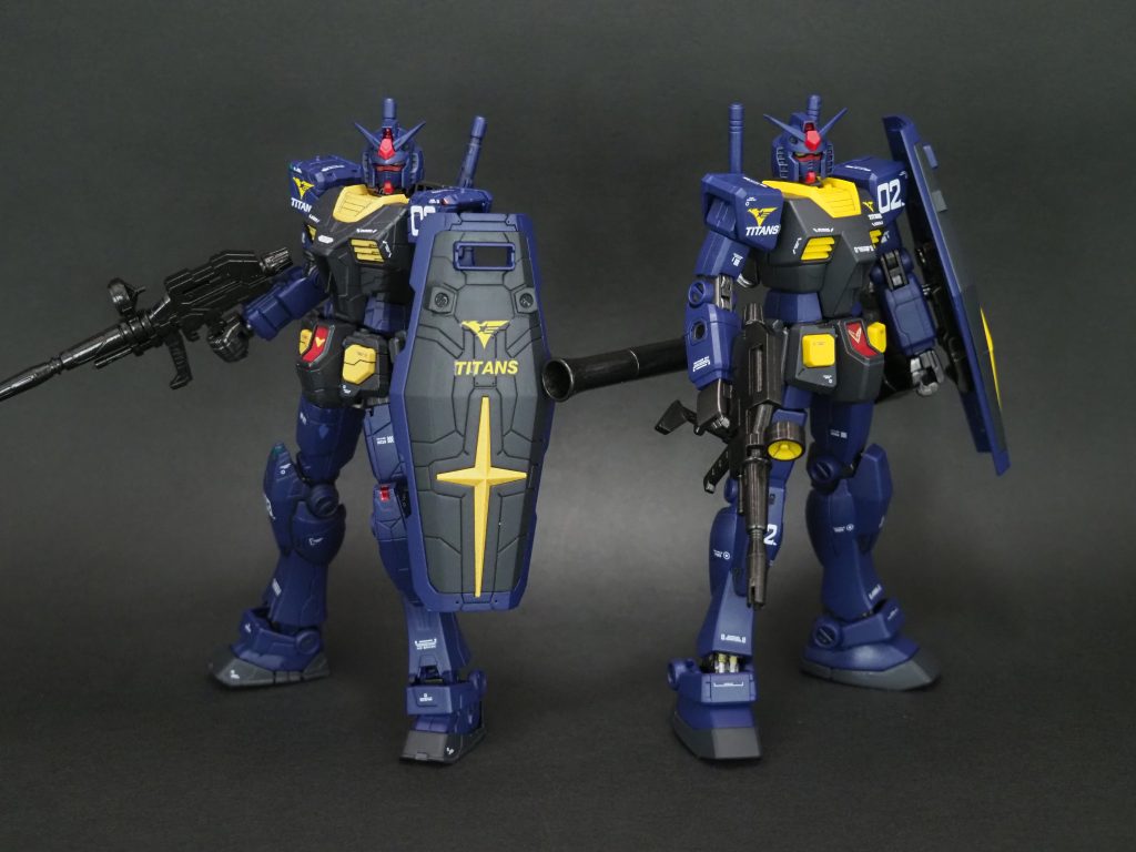 REVIVE版HGUCとツーショット。HGUCは値上がりしたとはいえ、一緒の値段でバズーカ・サーベル・平手なども付いてて個人的には圧勝。股関節のトラウマもあるけど、EGでこの値段はちょっと高いですよね・・・