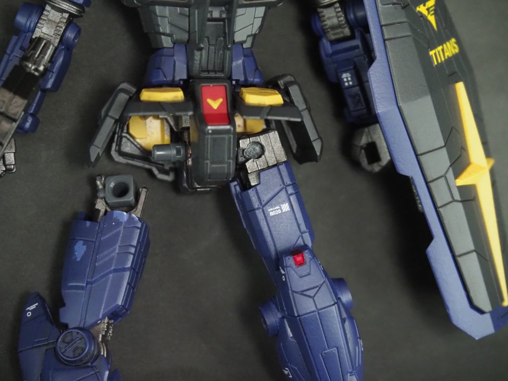 塗装後に組み立てたら股関節がカッチカチで全く動かず引き抜こうとしたら両方ともボッキリ折れました・・・水性ホビーカラーで薄く塗装しただけなのに・・・やむなくポリキャップと3mm軸でつないでいます。