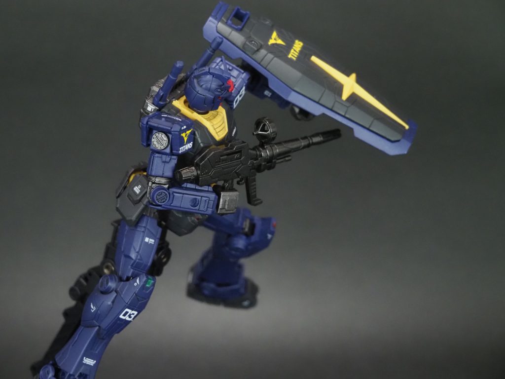 とはいえ、1/144と比べるとパーツ分けすごく少ない気がします。1/144はサーベルとか脛の裏とかパーツで色分けされてましたからね。