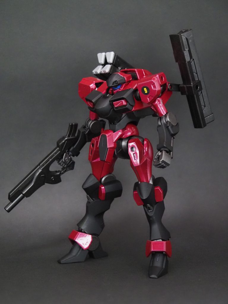 買った当初はACそっくりだと大興奮していたのが、今となってはバンダイから公式にACのプラモが販売する時代に・・・なので、あまり改造するモチベーションが湧かずにナインボールカラーに塗っただけです。バイザーをクリアブルーに塗装したのと武装の関係でナインブレイカーの時の機体っぽいかな。