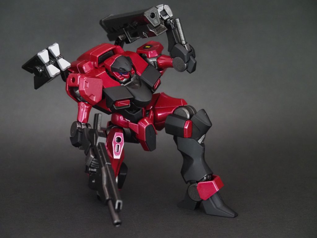 お約束のしゃがみ撃ち。実際のナインボールは強化人間扱いなんで飛びながらガンガン、グレネード撃ってきましたよね。みんなのトラウマ