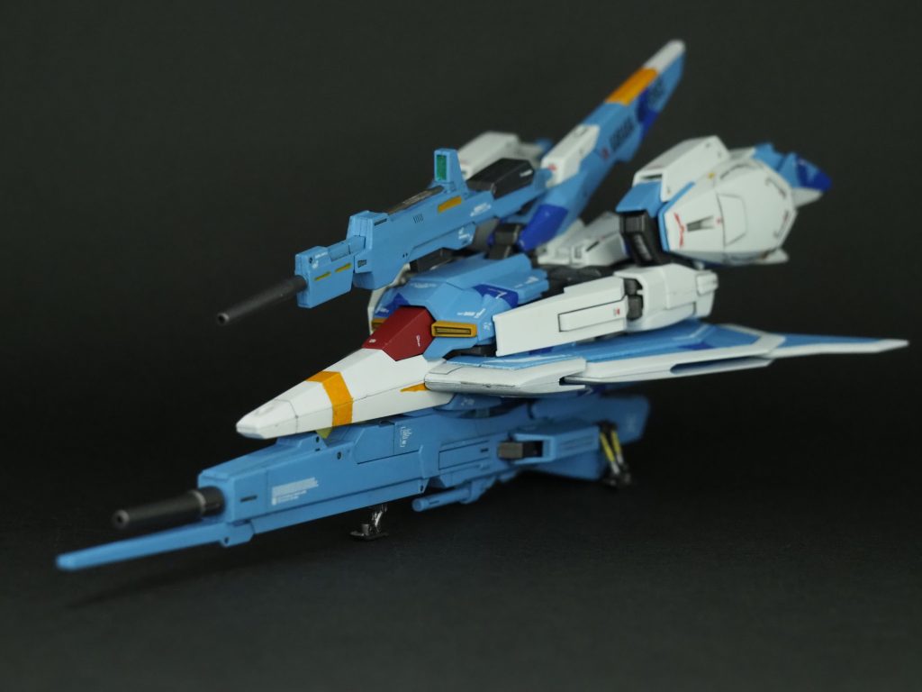 ウェーブライダーに変形。最初にバラバラにするのには笑ってしまいましたがカッチリとしたシルエットでめちゃくちゃカッコいいですね。