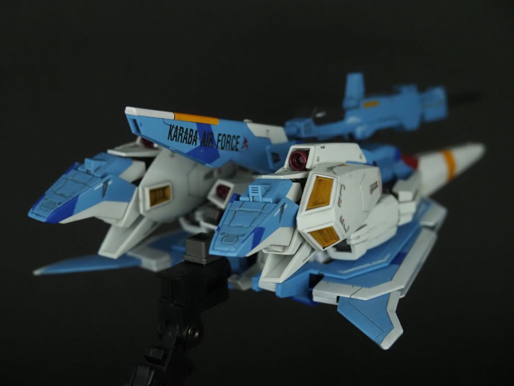 青系統のスプリッター迷彩航空機なのでSu-33味を感じる。