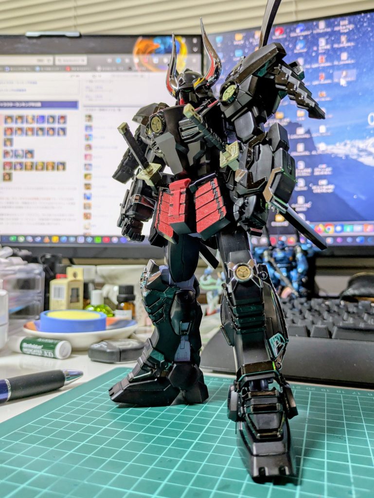 塗装したら私のペースでは間に合わないことが分かっていたので(メッキパーツやら、和紙のシールとか、トップコートとかバランスが難しそう)、10000番までのヤスリがけで仕上げることにしましたが、やっている間は終わらない作業に発狂しそうになりながら妥協もしながら作りました。頭部はMk-2のものに戻しています。ツノある方が子どもたちは好きだと思ったので...