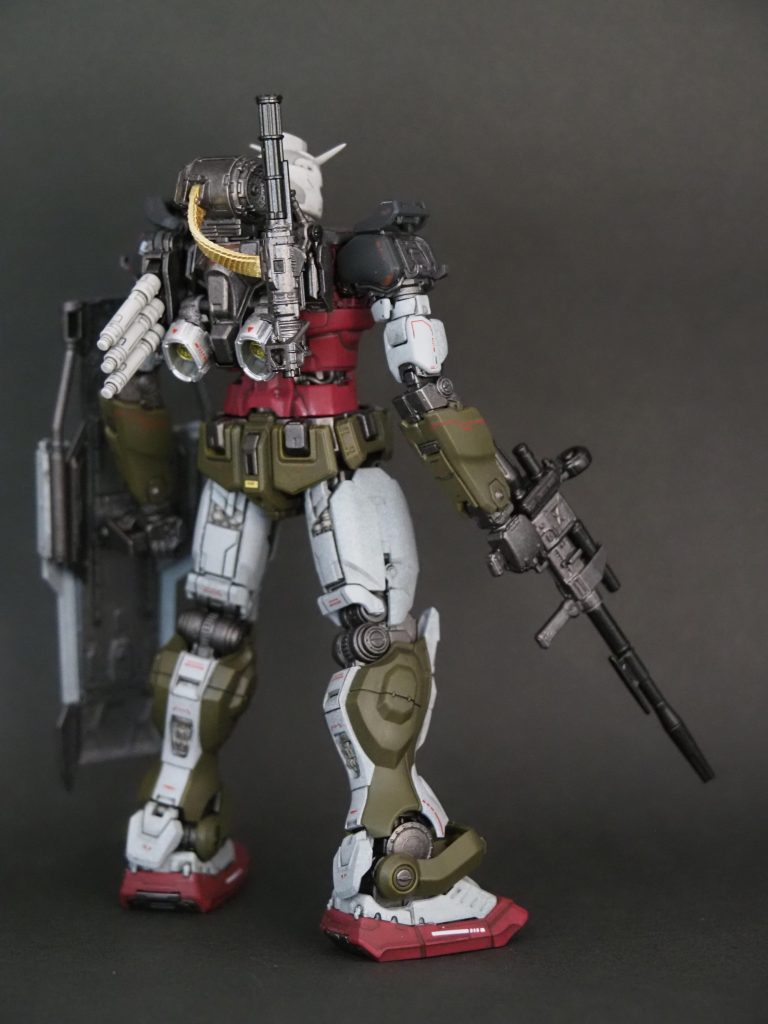 モールドがめちゃくちゃ細かくて最近作ってるACシリーズぽい印象です。スラスターの感じや背面左右に武装を取り付けるところもACぽいですね。