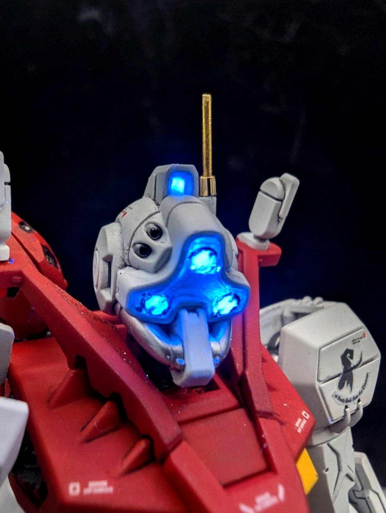 ブラックライトありレンズをクリアブルーに調色したUVレジンで複製、スパークリングシルバーで裏打ちし三つ目に蛍光クリアを塗装、トップコートしスミ入れしてみました