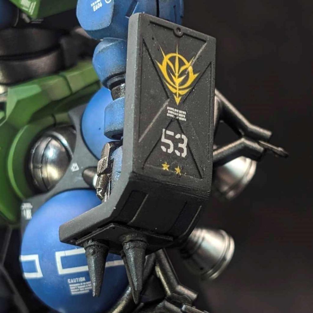 軍警ザクのアーマーをパキッと追ってスパイク追加してみました