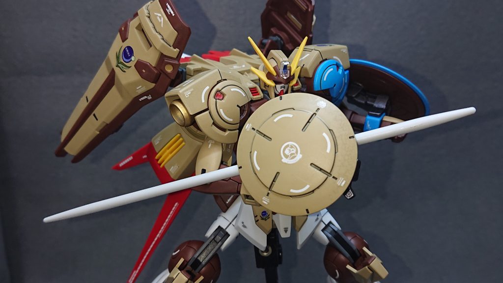 右腕にはサブの防御武装として“ランタンシールド”という小型のラウンドシールドにビームハンドガンとランスが組み込まれた武装を携帯しています💡このストライクは防御主体の機体なので、あくまでも威嚇や護身用程度のモノなので攻撃は仲間に任せるモノとしますｗカラーリングも機体色と同じライトサンドとNATOブラウンを使用して、メインのラウンドシールドよりも地味な感じにしてみました！