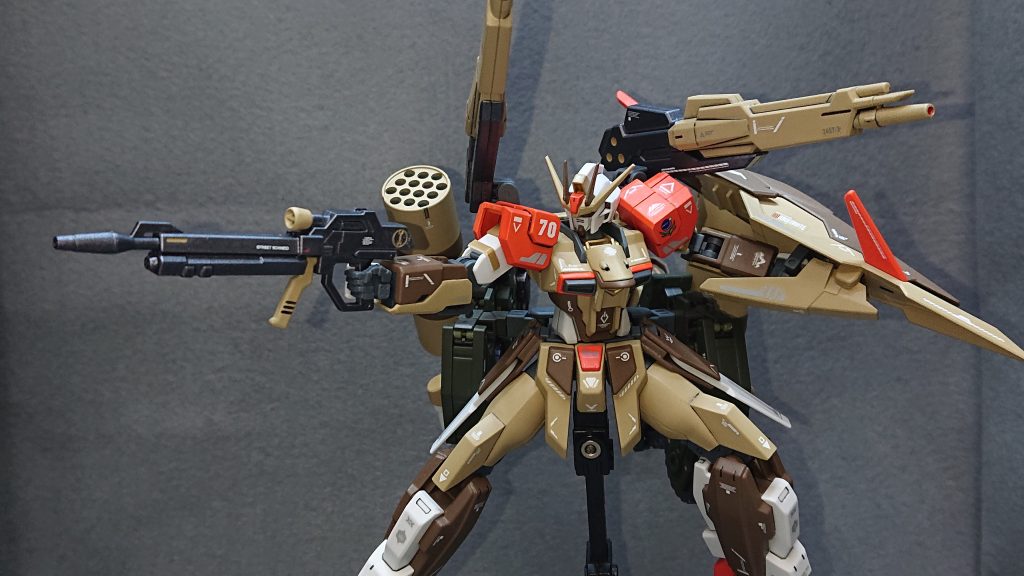 MS形態では砲撃戦をメインに白兵戦も行います💡砲撃戦でのメイン武装はバックパックに装備されているパワードアームズパワーダーのビームライフルになりますMA形態でのデザインも考えて無難な感じにまとめてみましたｗカラーリングは最近ハマっている機体のメインカラーとガンメタルの組み合わせになっています！クアッドユニットに装備されているビームサーベルを使用することで白兵戦にも対応できるようになっています💡機動力もあるオールラウンダーって感じですねｗ