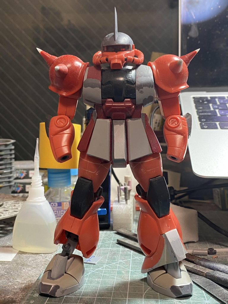 バランスを見るために仮組みを行いました。足のスカートをプラ板とエポパテで延長していますが、この時の形状が気に食わなかったので作り直しました。