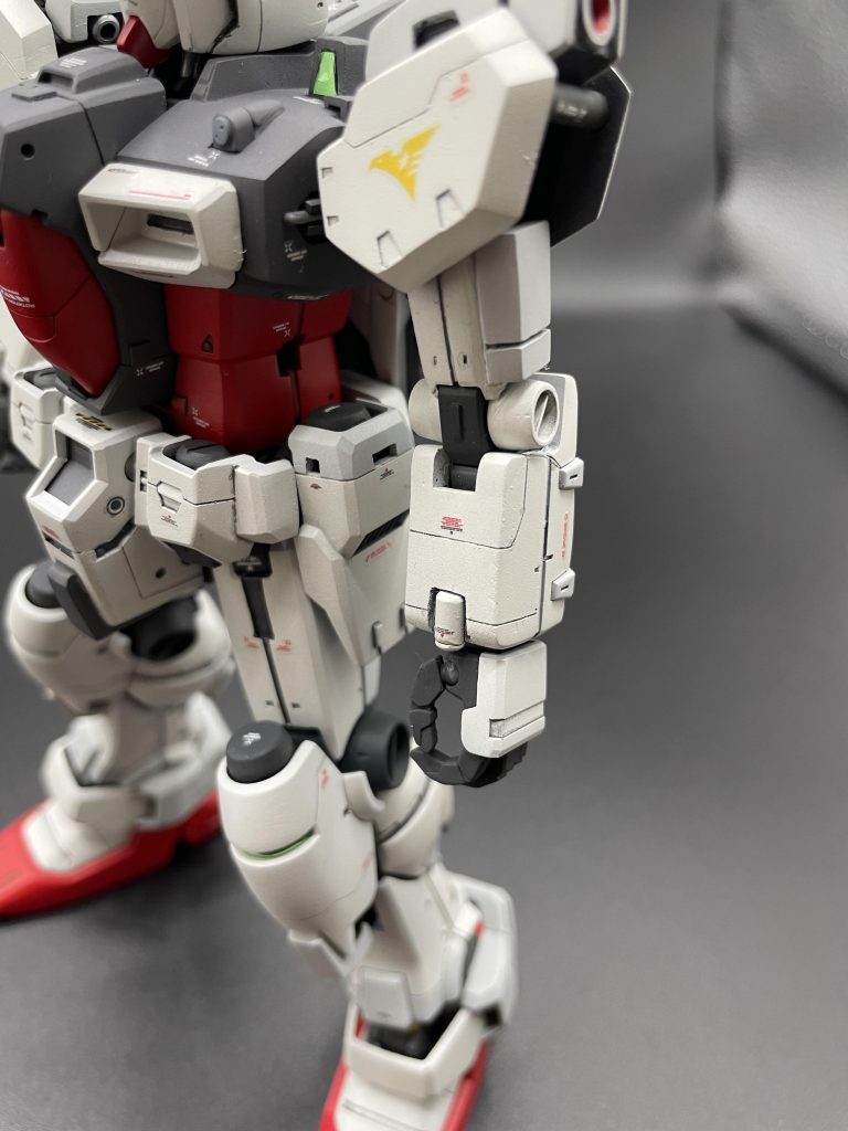 腕部（特に二の腕）は細い印象だったので、ポリパテなどで装甲を追加メインカメラや膝のセンサー類はラピーテープを貼り付けています