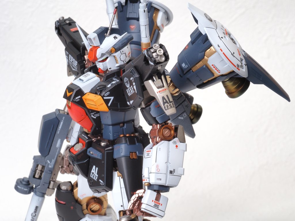 肩やアンテナ等のシルバー類はスーパーアイアンとリッチゴールドを混ぜて塗布してみました。