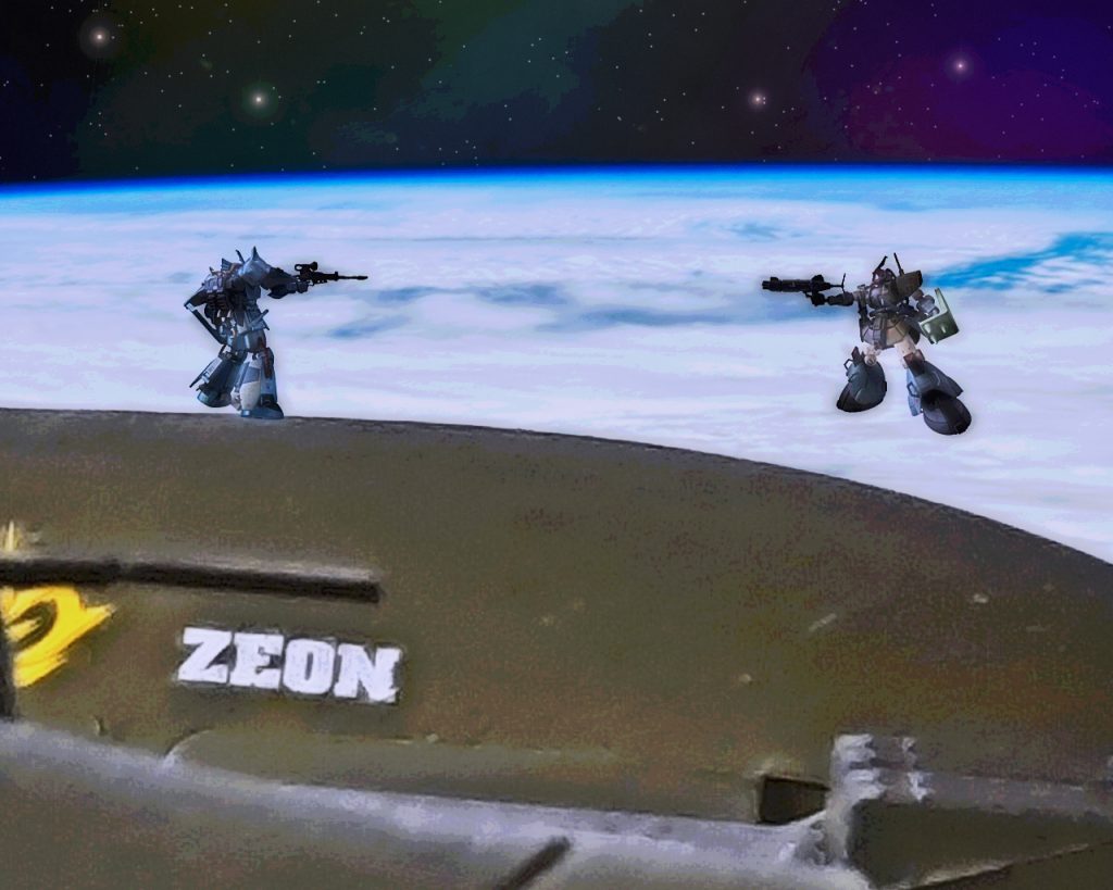 「こちらはノアズ・アーク艦長、ヴァルク・フォーリナーだ。親衛隊指揮官聞こえるか?」ヴァルクはノアズ・アークのメインブリッジからマイクを握り締め、ロゼットに呼び掛ける。(…やはりいたわね)「こちらは首都防衛大隊親衛隊ロゼット・メイカー中佐、…ジュピター・デューク。貴方が艦長でしたか」ロゼットはビームライフルの照準はそのまま、通信を求めてきたノアズ・アークと映像通信を繋げた。コクピットのモニターにはヴァルクの顔が映し出され、ノアズ・アーク側にもロゼットの姿が送られる。「その呼び名は本国首都の帰還式典以来だな。私はあまり好かんが…」「では大佐とお呼びしましょう。…大佐、事の重大さはお判りね?」「重大?……ああそうだな。国家存続の危機であると理解しているつもりだが」「木星にも行かれた英雄が、お頭の衰えには早いのではなくて?何か勘違いなさっているようだけど」「揺り籠から飛び立ち、遥か遠く離れた世界に行くと、人は見えなくてもいいものが見えるようになるんじゃよ」「…何を仰っているか分かりませんわ大佐。私は何故この艦がここにいるか聞いているのです」「言った筈じゃが?国家存続の危機だと…。民を軽くみている国は滅びへの道を歩んでいる」「地球からの兵達の引き上げは宇宙攻撃軍、突撃機動軍共に実施されていますわ。貴方が出る幕ではなくってよ?」「…お主らの飼い主はそんな命令は下しておらんだろう?これから人手がいるのにも関わらず、重力の牢獄に閉じ込められた民をそのままにしようとしたではないか」「…憶測で物を言わないで頂きたい、大佐。これでは私に引き金を引けと言っているのも同然ですわね」「…やってみるかね?この宇宙鯨は未だにワシが居らねば動かせんよ」「親衛隊を舐めてもらっては困りますよ?」ロゼットはビームライフルをノアズ・アークに向ける。「…貴様っ!!」モアは銀色のザクのコクピットに狙いを定めた。「ジオン公国に仇なす者は英雄といえど容赦は出来ません事よ」「……貴官は撃てんよ」「…何ですって?」「本国はどうしてもこのノアズ・アークが欲しいのじゃろ?コロニー落とし以上の、メギドの火が地球を焼き尽くすには…」「………アンタ!?」ロゼットの表情が変わる。(…メギドの火、…大佐は何を?)モアは初めて聞く言葉に耳を傾けた。「繰り返すようだが、民を大切にせぬ国家は滅びの道を歩んでいる。アレを早期完成させるには、この惑星往還船のペイロード(積載量)と脚の速さが必要だ」「……………」「決戦の日は近かかろう…。出すにも入れるにも今は量と速さの2つが求められる。だがそれは『蛸が自分の脚を喰っている』と総帥はお気づきかの?」「……………」「このノアズ・アークは太陽から遠く、青き地球からも離れた木星へ、スペースノイドの新たなる可能性を切り拓く為に造られた宙船だ。一党独裁体制による今の閉鎖的な公国では可能性など切り拓……」