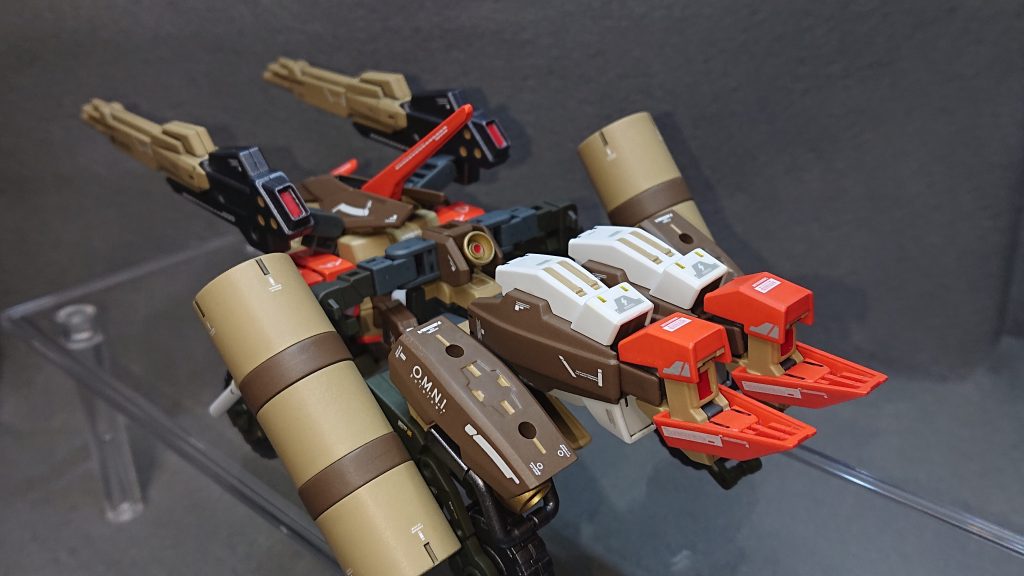 MA形態では遊撃戦を得意としており、クアッドユニットに装備されているミサイルポッドでの攻撃で敵を一掃しつつ、持ち前の機動力で敵陣深くに切り込み主要施設やターゲットを打ち抜きます✨そして素早く離脱するスピードスターなのですｗ脚部に小型のミサイルポッドが内蔵されているのもロマンポイントが高いところですねｗ全体のデザインとしても車らしく上手くまとめられたのではないかと満足しています💡