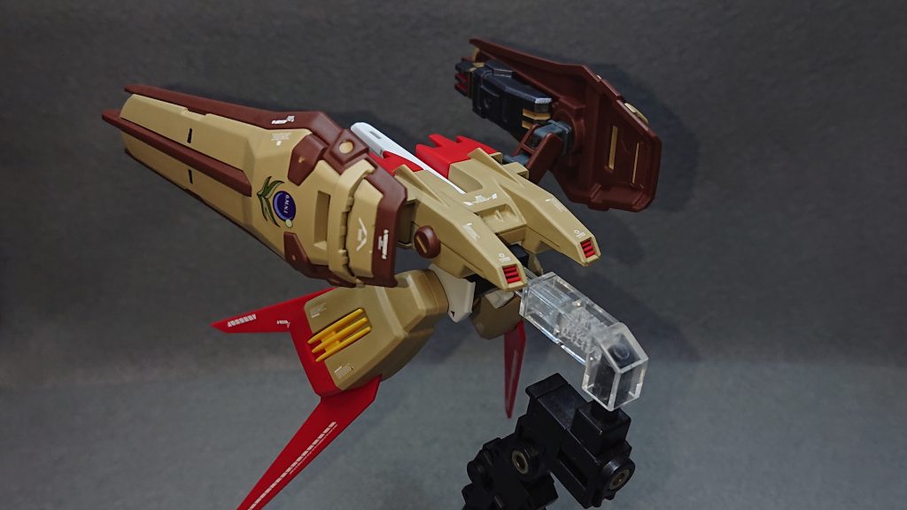 バックパックは、本機の要である機動力を強化するために“エールストライカー”を採用しました💡カラーリングはライトサンドとNATOブラウンで合わせてみたのですが、なんだか全体的にぼやけてしまう感じがあったので敢えて成型色のレッドは残してメリハリを求めてみました！陸戦型ということもありエールの翼は撤去してポリキャップを仕込み、防御力強化のためにストライクのシールドをアーム接続で2つ追加しています✨ストライクのシールドは特徴的なデザインをしていて、これを入れるだけでストライク感が増すので多用しちゃいますねｗシールドの裏には30MMのスラスターを増設し更なる機動力の向上を試みています！