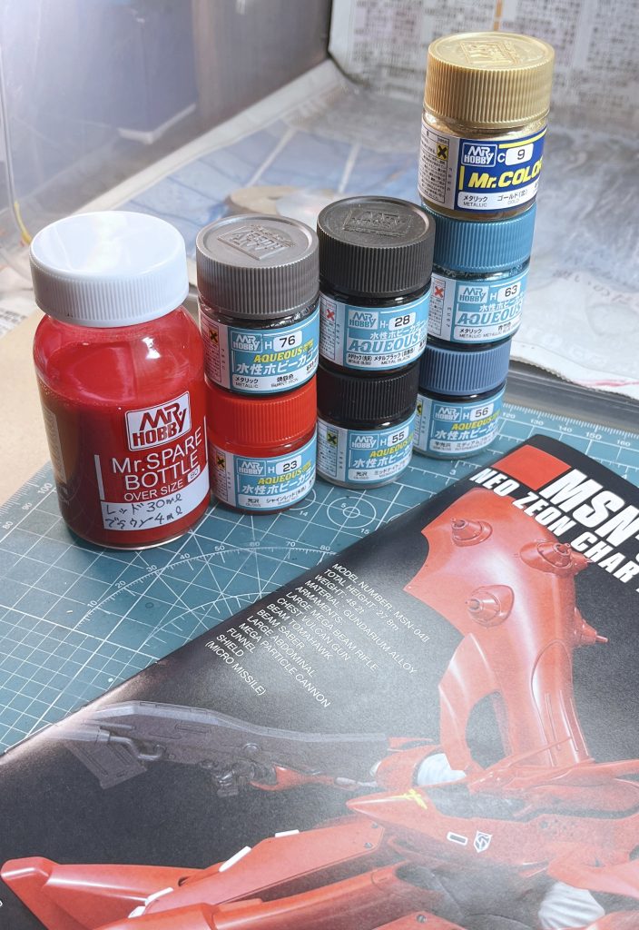 私はリビングが製作場所なので、基本的に塗料は水性を使っていますエアブラシのうがいはシンクで流水で出来るので便利ですゴールドだけは水性の持ち合わせがなく、手持ちのラッカーとしました