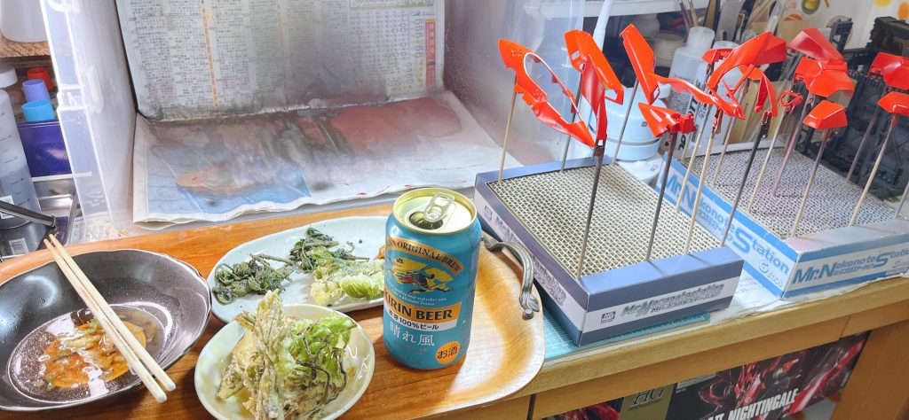 製作途中でひと休みガンプラは酒の肴にもなります🍺