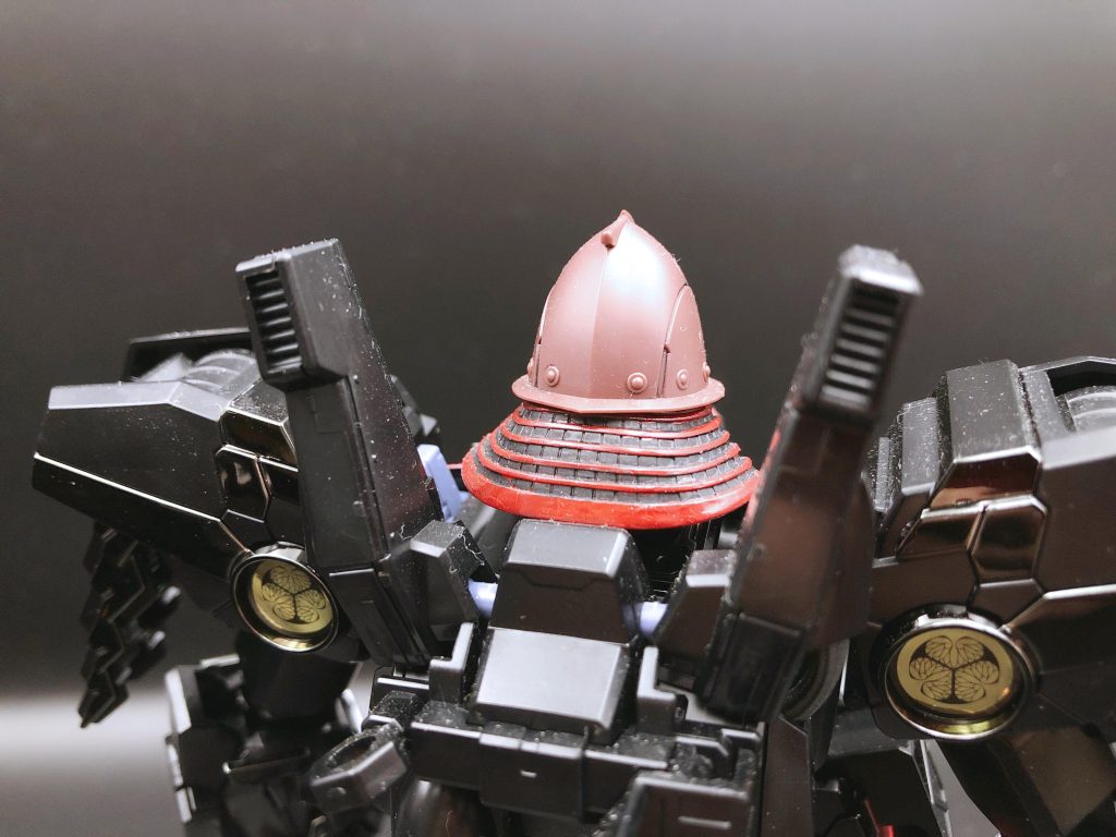 南蛮胴具足の兜はシールでの色分けだったので、Mr.カラーあずき色にガンダムマーカーレッドを足した塗料で塗装した後、ガンダムマーカーブラックで極細筆を使用し塗り分けました。