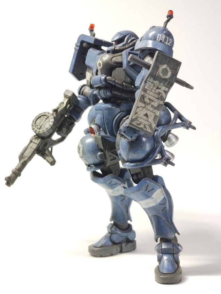 「警察」のシールは下に位置合わせしたんですが、説明書とか箱絵見直したら上で合わせる必要がありました(警の上部を最初の盾の上の折れ目に合わせる)。合わせ目は、どれを消すべきかよくわからないまま、前腕の内(肘から手首)と肩の四角いパーツとマシンガンの銃身の前の方のみ消しました。説明書良くみなおしたら、太股の球体も消すべきでした。逆に、説明書は前腕消されていない。