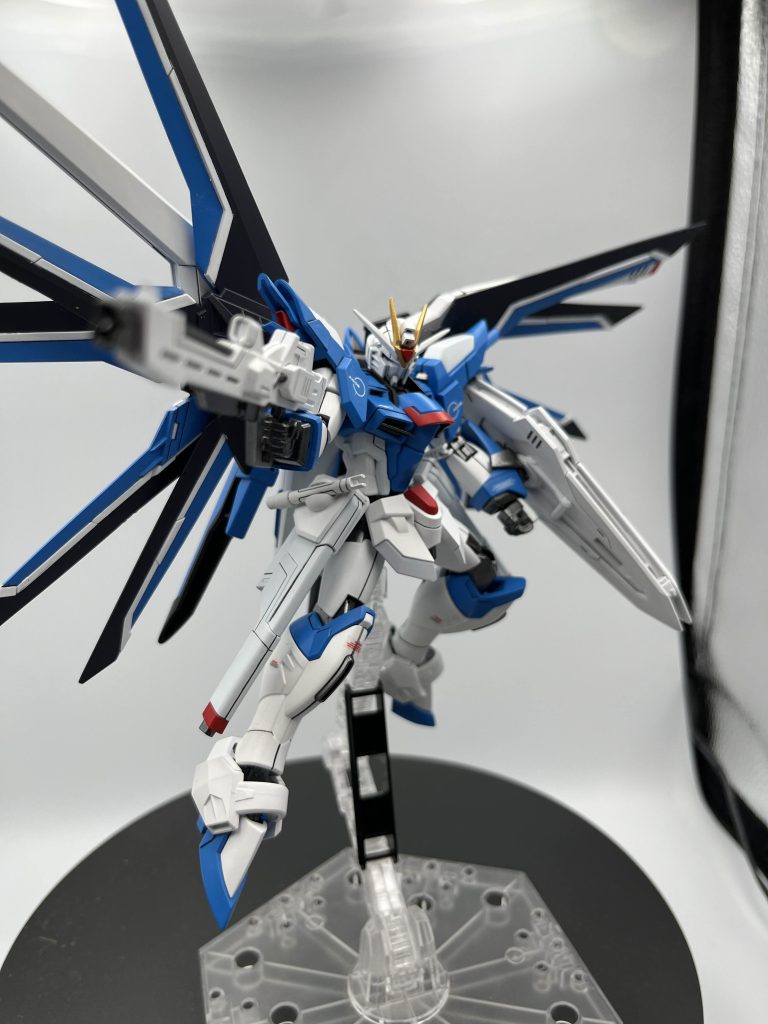 シードフリーダムの機体をまともに全塗装したのは何と今回が初めて!だってシードフリーダムのキットって色分けがめんどくさいんだもん