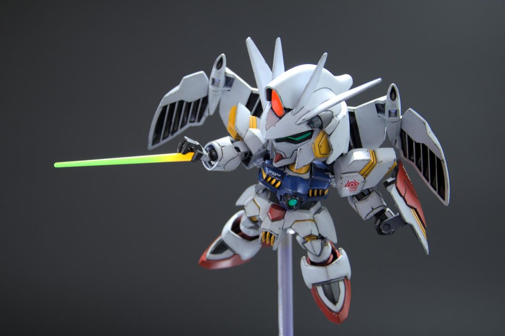 ビームサーベルは黄色とオレンジの蛍光色で塗装。UVライトで照らすといい感じ。