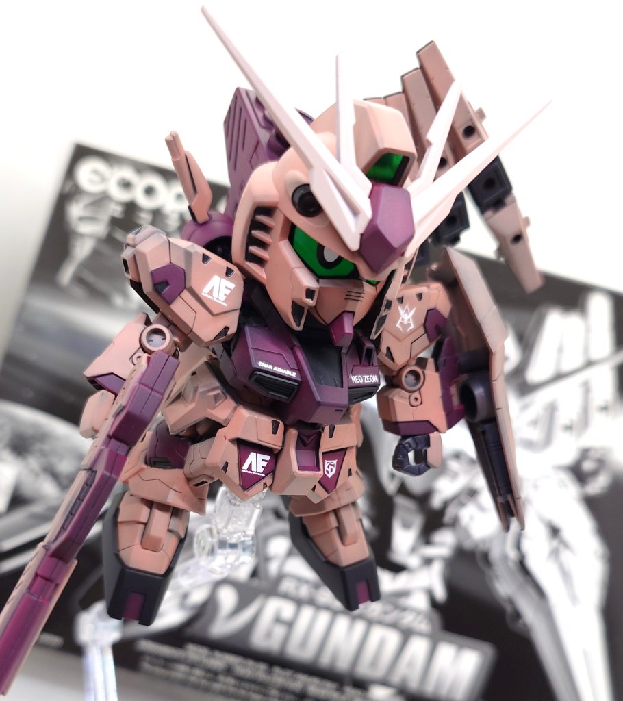 エコプラを全塗装で製作しました。初めてこのカラーリングのνガンダムを製作しましたが、アリですね(gundam-kao3)実はシャアザク(前々回投稿品)の際の塗料を使い切ろうと3作連続で同じカラーリングとなっています(zaku-kao4)仮組はしないので、黒い状態の写真はありません。ですのでパッケージと一緒に撮影してエコプラアピールをしておきます(gundam-kao5)