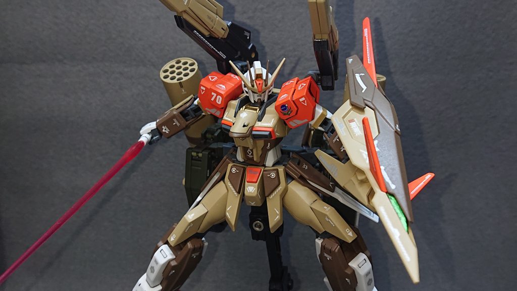 全体のカラーリングは“陸戦用”というポイントを意識してライトサンドとダークアースをメインにまとめてみました💡前作である“ビッグシールドストライク”とカラーリングが被らないように意識しつつ、個性を出した攻めたカラーリングに挑戦したい気持ちもあったので、今回はオレンジを入れて合わせてみました！オレンジはかなり目立つ色なので、あまり煩くならないようにポイントを絞って入れるように心掛けていますｗ色の配分はなかなか良い感じにまとめられたと自信を持っていますｗ