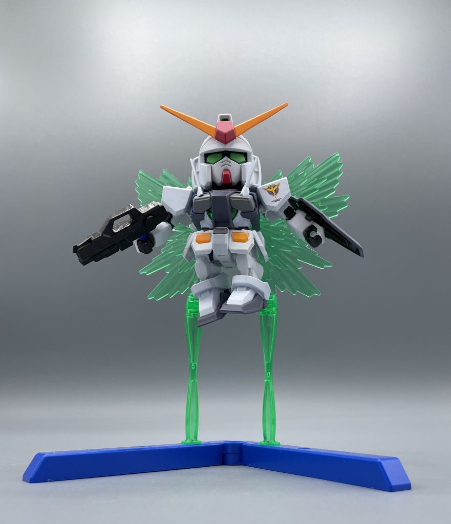 GN-000 O GUNDAM ソレスタルビーイングが開発した、第一世代MS。TVアニメ第1話で、ゲリラの少年兵として戦場を駆ける刹那・F・セイエイの眼前にその姿を現します。 瞬く間に戦場を制圧し、GNフェザーにより粒子の煌めく雄姿は、刹那の心に深く刻み込まれました。聖戦と呼ばれる戦争の中で、”この世界に神など居ない”という真理に行き付いた刹那。彼の意識に強烈に焼き付いたガンダムは”神に代わる存在”として意識していくことになります。