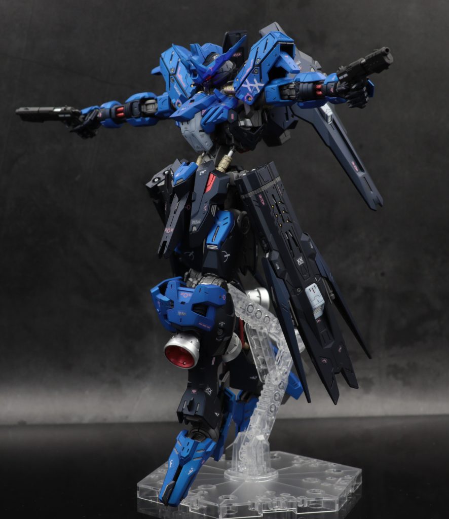 ハンドガンもシルバーなどを追加してみました。