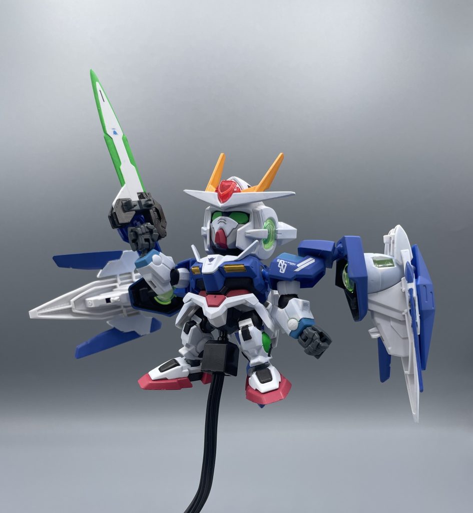 GNソードⅢ!!! 大ボリュームの本キットですが、最終決戦で装備したGNソードⅢだけが付属しません。。。仕方がないのでエクシア・リペアⅡのGNソード改を拝借しました。やはり、刹那と言えば大剣を振り回す姿がカッコいいです。 SDなので、色分けは大味・肉抜き等も目立ちはします。しかしその分、クリアパーツが多用されて豪華さがあり、プレイバリューにあふれた大ボリュームのキットに仕上がっています。また、OO系SDキットと併せた拡張性も魅力になっています。 最後までご覧いただき、ありがとうございます(*^^*)✨✨