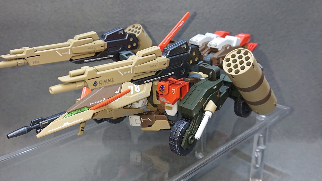 今回のお気に入りポイントは“機体コンセプト”と“可変ギミック”ですガンダム作品に登場する機体でタイヤを装備した機体はかなり少ないと思うので、なかなか攻めたコンセプトのストライクに出来たのではないかと自負しています💡その上で、車への可変ギミックを搭載した機体となれば70番目という節目の機体に相応しいストライクになったと言えるでしょうｗ特にクアッドユニットがお気に入りで、今振り返っても良くこのデザインに辿り着いたなと当時の自分を褒めてあげたくなります💡ｗもし、1つ難点を上げるとすればギミック機を作ると、どうしても使えるストライクのパーツが減ってしまうことですね💦こればっかりは自分自身の技術力不足としかいえません…いつかはストライクのパーツを大半残したままギミック機を作れるようになりたいものです！反省点はあるモノの今の自分に出来る、技術と創意工夫を詰め込んだ会心のギミック機になっています✨今回は路線変更をしてしまいましたが、いづれは“格好良い乗り物に乗ったストライク”というコンセプトのストライクにも再挑戦したいと考えています💡では、最後までご覧いただきありがとうございました