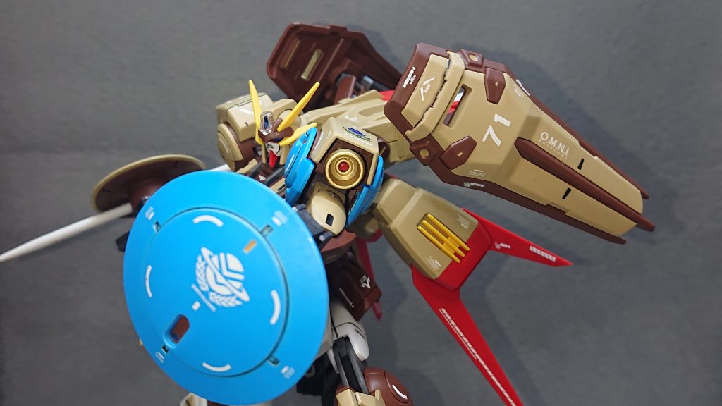 今回のお気に入りポイントは“機体コンセプト”と“カラーリング”です自分は何だかんだで火力に振ってしまう癖があるので、ここまで機動力と防御力に重きを置き火力を捨てた機体を作ったのは初めてのことでした💡「守るのは攻めるよりも難し」なんて言葉があるらしいですが、今回はそれを身をもって学びましたねｗ制作当初は盾を持たせるだけで本当に良いのかとか、どうやって個性を持たせるとかいろいろ悩みましたけど、今回は初期案である“高機動型”というキーワードに助けられました！ただ守るだけではなく“機動力”という要素を1つ足すことで戦闘時に出来ることが劇的に増えましたし、そこから“受け流す”という戦闘スタイルを見つけることが出来ました💡独りでは辿り着けなかったであろうコンセプトであり機体だったので改造案のご提供を頂いたYosukeさんには心から感謝しています✨カラーリングは自分の強みの1つなので、今回も新しい色の組み合わせに挑戦しちゃいましたｗ個人的に落ち着いた陸戦カラーに明るいライトブルーの組み合わせはかなり大胆な挑戦だったのですが、片腕に少しだけという配色が逆にアンバランスさよりも美しさを強調できた要因になったと考えています！これまでは半身全部だったり対角線上に差し色を入れていたので、今回ので新しいバリエーションを増やせたのはホントに嬉しく思っていますｗ“陸戦型ストライクシリーズ”はあともう1機、アタッカーポジション機体を作って終わりにしたいと考えているので、もう少しだけお付き合いいただけたら嬉しいです✨     　では、最後までご覧いただきありがとうございました