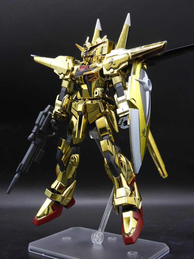 シールドだけ塗装しました。メッキの上からなので厚塗りでガタガタです。