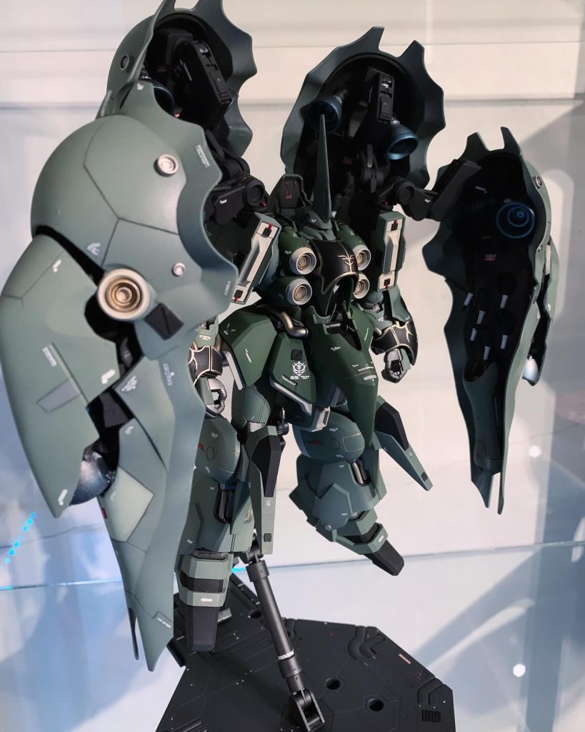 重いのでベースにはネジで固定しました