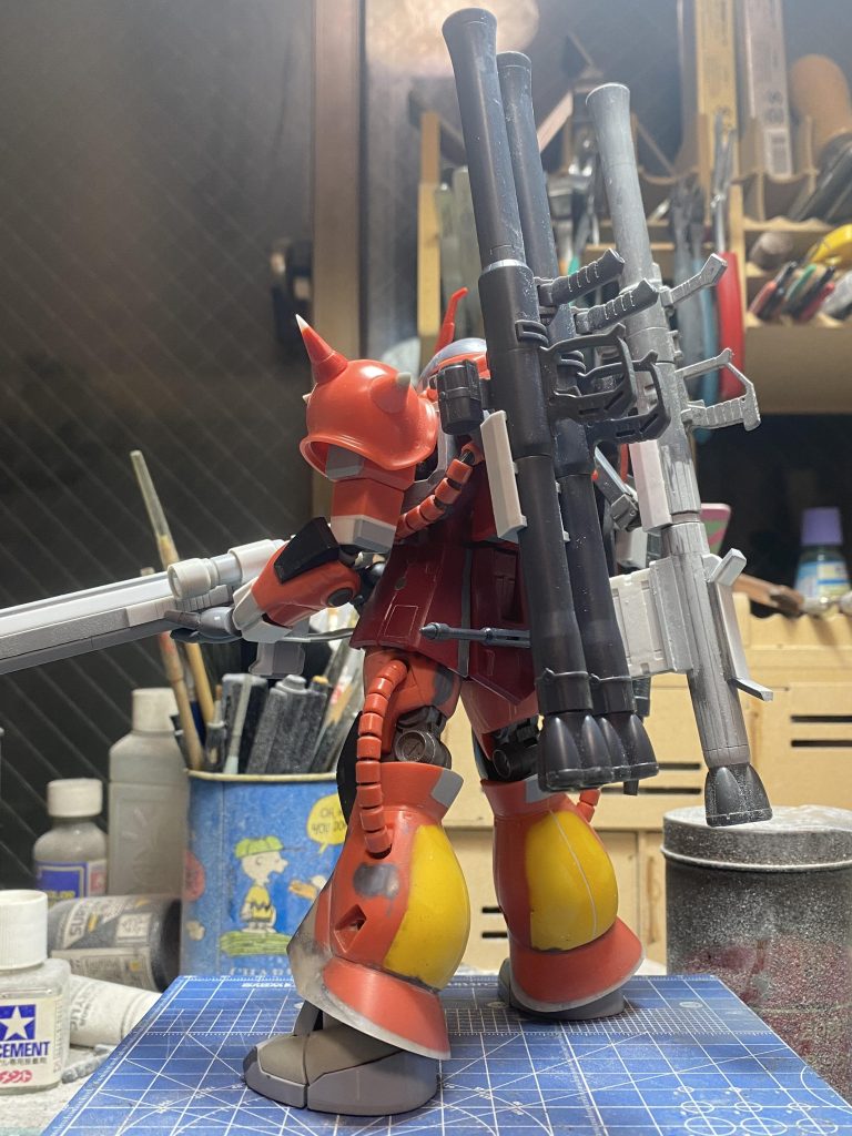 ザクバズーカはウェポンラッチを自作し、そこに磁石を仕込んでワンタッチで取り外せるようにしています。ウェポンラッチは本体の肩に磁石を仕込んで取り外せるようにしています。