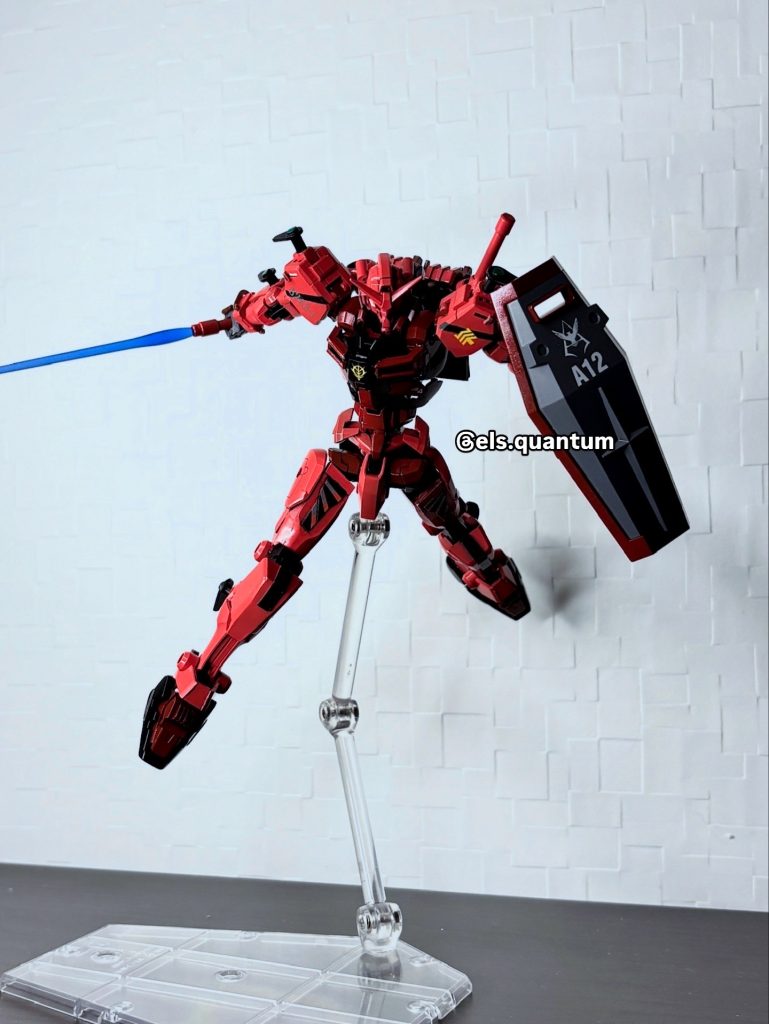 デカールは基本的に一年戦争時代のシャアの乗機に合わせたものを使ってます。