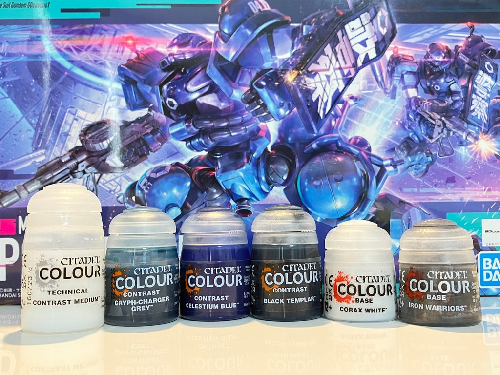 シタデルカラー／筆塗り全塗装今回つかった、シタデルカラーの小瓶達。このカラーすごい。噂どおり筆ムラが出にくい。BASEではなくCONTRASTを主体として使った。なぜかというと「筆塗りならではの味を出したい」と考えたから。これまで筆塗りで考えていたのは「塗装面を美しく。エアブラシの様に。」ということだった。でもせっかく筆塗りをしているんだから、エアブラシでは出せない表現にしたいという思いがあった。そこで、塗り方によって自然に濃淡が表現できる「シタデルカラー／コントラスト」に目をつけた。※メタリックレッド部のみアクリジョンを使用。