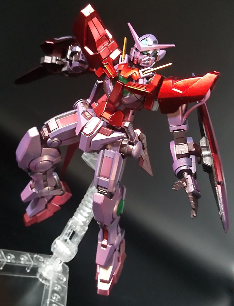 前からの一枚。塗装は画像とにらめっこしながらやってましたが、色々な解釈があって面白かったです。エフェクトがない模型においてどう再現するかの試行錯誤を感じられます。結果、自分も好きにやろうと思い赤とピンクのキャンディ塗装がメインになりました。赤はGXクリアルージュ、ピンクはそれをクリアーホワイトで調色した物を使っています。